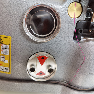 เครื่องเย็บผ้าโอเวอร์ล็อคแบบเข็มเดี่ยว รุ่น RN-2502D ความเร็วสูง สำหรับเย็บขอบพรมปูพื้นรถยนต์ วัสดุหนา  ระบบคอมพิวเตอร์ควบคุมการเย็บแบบเดินเท้า - Product Image 3