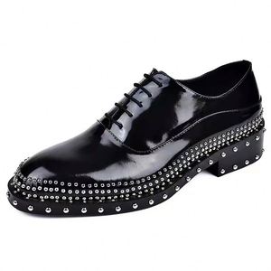 Chaussures habillées formelles de luxe pour homme en cuir véritable, style Oxford, avec lacets décoratifs cloutés, idéales pour l'automne - Product Image 1