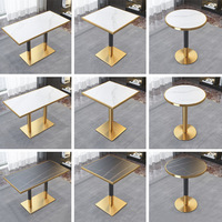 Table de salle à manger multifonctionnelle personnalisable en ardoise marbrée à bords dorés pour restaurant occidental de luxe léger et hôtel, avec chaises
