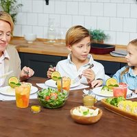 Gobelets en plastique transparent de 9 à 20 oz, parfaits pour les boissons froides lors de fêtes d'anniversaire, pique-niques, célébrations et mariages.