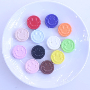 Cuentas Acrílicas Redondas Planas de 20 mm con Caras Sonrientes en Colores Surtidos para Bisutería y Llaveros - Product Image 2