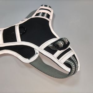 เสื้อกั๊กสุนัขแบบปรับได้ ทนทาน คุณภาพสูง ผ้าอ็อกซ์ฟอร์ดสะท้อนแสง สำหรับกิจกรรมกลางแจ้ง พร้อมสายรัดแบบนุ่ม  รับออกแบบโลโก้แบรนด์ตามสั่ง - Product Image 4