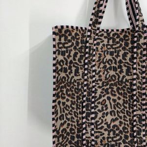 Sac fourre-tout en coton pour femme à imprimé léopard - Sac de voyage portable pour l'été et l'automne, sac de plage, sac de week-end - Product Image 3