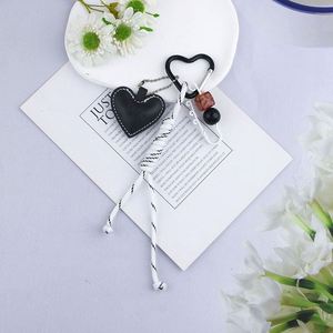 Al por mayor Llavero con colgante decorativo de aleación, cuero creativo, nudo de amor y cuerda, pequeño y con estilo fresco, para parejas - Product Image 6