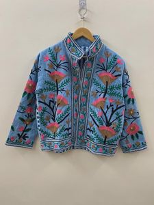 Chaqueta Bordada Suzani de Terciopelo Gris Hecha a Mano, Abrigo Bohemio Indio de Primavera, Prenda Exterior Étnica Unisex de Boutique de la India - Product Image 1