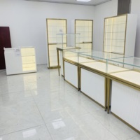 Vitrine haute en acier inoxydable plaqué titane avec garniture dorée, verrouillable, éclairage LED et étagères réglables pour centre commercial