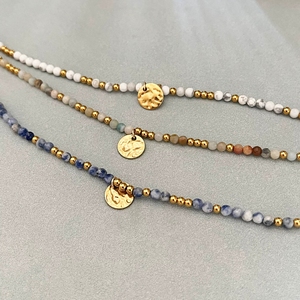 Bracelet de perles à la française, plaqué or 18 carats en acier inoxydable avec breloques en pierres naturelles colorées, bijoux minimalistes - Product Image 3