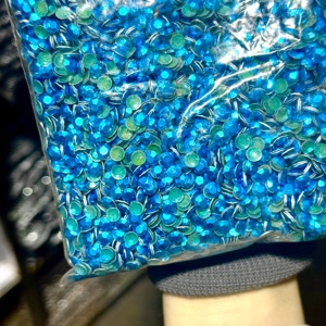 Venta al por mayor a granel de tachuelas termoadhesivas octogonales de 6mm azul real, de acrílico de base plana, estilo Buffalo Bills, para adornos de prendas, fabricante de pedrería - Product Image 2