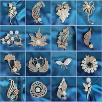 Broche en alliage avec perle d'eau douce et strass en cristal, haut de gamme, de niche, style baroque rétro élégant, épingle de corsage, accessoires de bijouterie, vente en gros