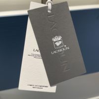 Étiquettes suspendues personnalisées pour vêtements, étiquettes en papier de luxe pour les marques de vêtements haut de gamme