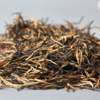 Vente en gros de thé noir Dianhong Gongfu de Yunnan Fengqing, à tige unique, aiguille dorée, bande droite, soie dorée, doux et parfumé