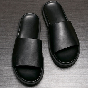 Tongs pour hommes, style européen, en cuir véritable, à semelle épaisse antidérapante, tongs ouvertes pour l'été. - Product Image 1