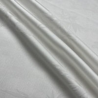 Tissu satiné jacquard bambou prune aspect acétate à motif tonal pour kimonos, robes et jupes