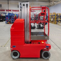 Plateforme élévatrice verticale mobile autotractée compacte à mât en aluminium pour accès étroit et maintenance d'entrepôts