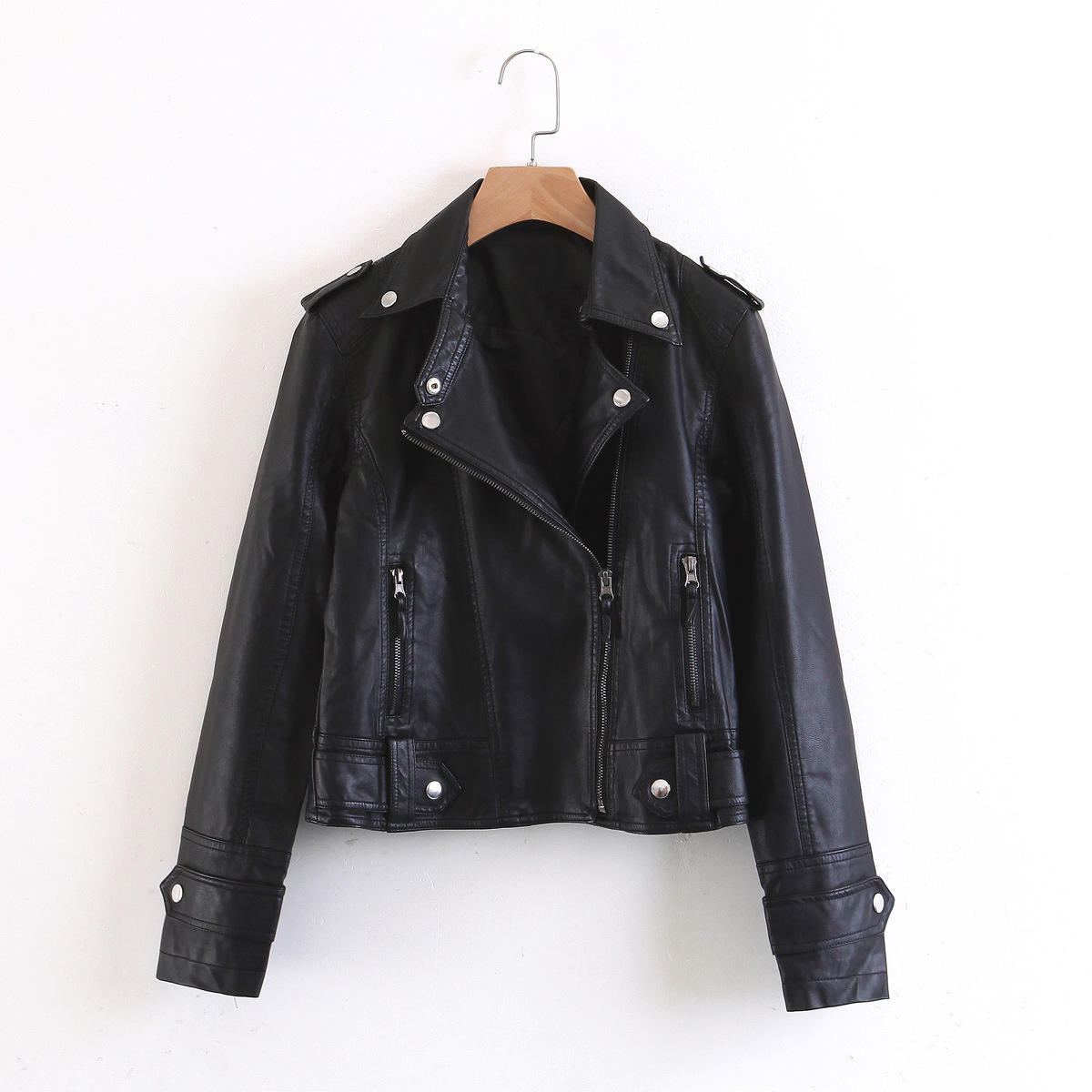 เสื้อแจ็คเก็ตหนังสีดำ