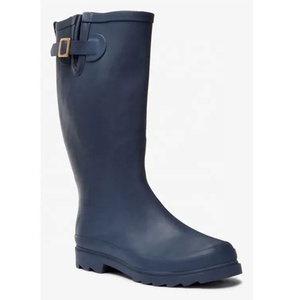 Nouvelle collection <span class=keywords><strong>de</strong></span> bottes <span class=keywords><strong>de</strong></span> <span class=keywords><strong>pluie</strong></span> en caoutchouc noir pour femmes bottes brillantes mates imperméables avec larges bandes <span class=keywords><strong>de</strong></span> roulement attaches décoratives à boucle - Product Image 4