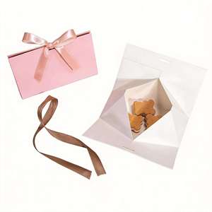 Boîte à dragées de mariage triangulaire avec poignée en bois, nœud en organza, carton ivoire, logo personnalisé en relief, emballage cadeau - Product Image 2