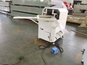 Machine de nettoyage d'angle de fenêtre en PVC CNC de haute qualité, ligne de traitement CNC pour fenêtres et portes en PVC - Product Image 3