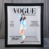 Boîte photo de style couverture de magazine illuminée en matériau premium de haute qualité pour soirée de remise de diplôme et défilé de mode