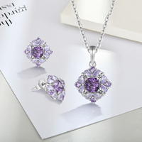 Ensemble de bijoux en argent sterling 925 de haute qualité avec pendentif, bague et boucles d'oreilles en zircon cubique violet, pierre principale pour femmes