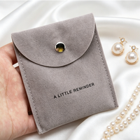 Petit sac d'emballage pour bijoux en velours gris avec fermeture à pression, pochette en daim personnalisable avec logo pour colliers, boucles d'oreilles et rangement anti-poussière