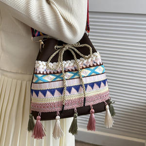 حقيبة دلو نسائية على الطراز العرقي مصنوعة يدوياً بشراشيب منسوجة من البوليستر بإغلاق رباط للكتف - Product Image 3