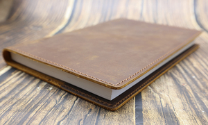 สมุดบันทึกหนังแท้ Crazy Horse เนื้อนุ่ม สำหรับเขียน วาดภาพ ร่างแบบ ปกสมุดไดอารี่หนัง พร้อมช่องใส่ของ - Product Image 5