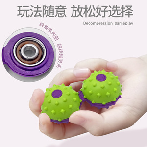 Pelota de masaje 3D con forma de rábano, juguete de plástico para aliviar el estrés para niños y adultos, masajeador de manos con bola giratoria unida. - Product Image 5
