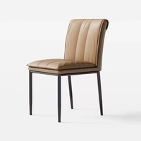 Chaise de salle à manger italienne de luxe léger, style nordique moderne, avec revêtement en cuir et structure métallique pour la maison et la restauration