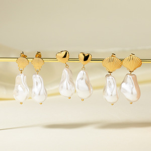 Pendientes de Perlas Irregulares de Estilo Barroco |   Pendientes de Lujo con Baño de Oro PVD de 18K para Mujer |   Impermeable, Hipoalergénico y Duradero - Product Image 2