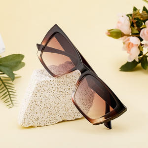 Gafas de Sol de Ojo de Gato para Mujer Fy-99231, Color Negro Brillante C1, Lentes de PC Gris Arena, Protección UV400, Estilo de Marco Cuadrilateral - Product Image 1