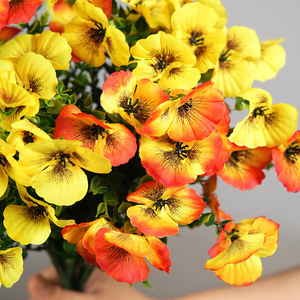 Bouquet de fleurs artificielles de primulas jaunes, oranges et rouges en PVC pour décoration de bureau et aménagement paysager extérieur - Product Image 4