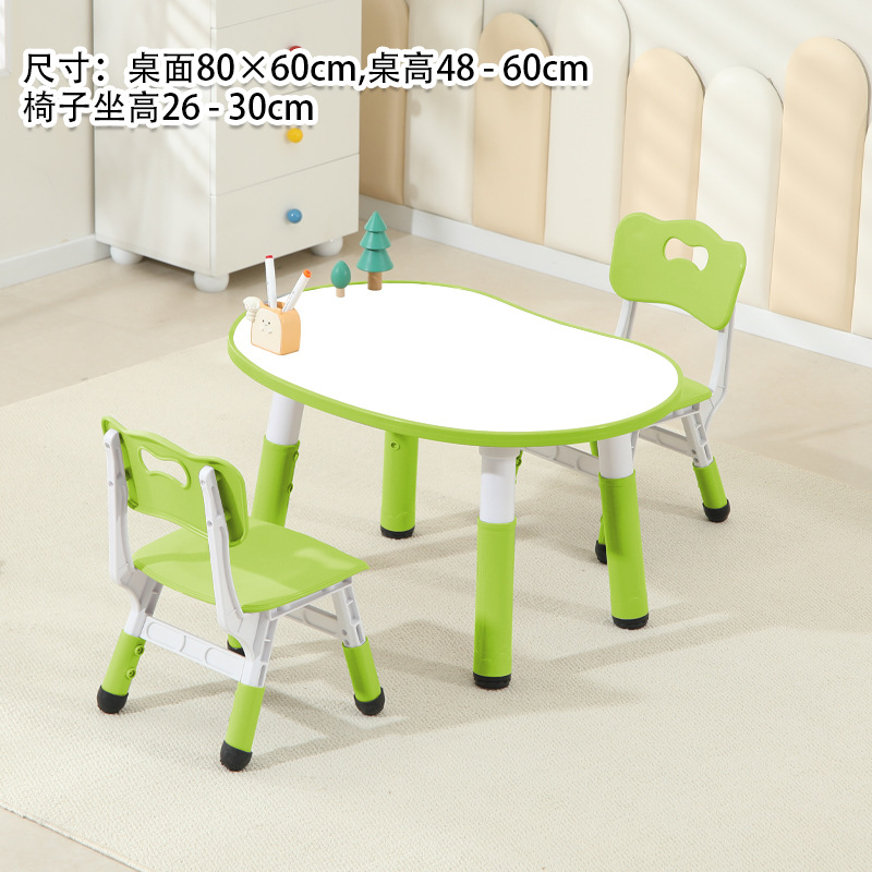 โต๊ะสีเขียวกระดาษแข็งสีขาวและเก้าอี้สองตัว