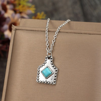 Collier ras du cou avec pendentif en pierre précieuse turquoise de 2 cm, style bijoux du Sud-Ouest, avec gravure d'animal de ferme, modèle 'Tiny Cow Ear Tag'