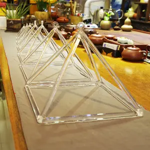 Pirâmide de cristal transparente, tamanho diferente do sucesso meditação chakra cura
