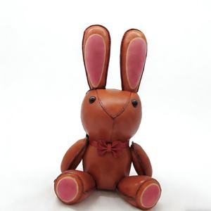 Копилка ручной работы из натуральной коровьей кожи в классическом стиле с цветочным узором и элементами народного искусства, в виде кролика — декоративное украшение для дома, праздничный сувенир (Зодиакальный Кролик) - Product Image 1