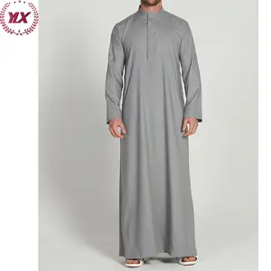2023 Neuankömmling Gute Qualität Gesponnenes Polyester Grau Kunden spezifische Farbe Weiche Lange Sanfte Kleidung Muslim Thobe Für Männer