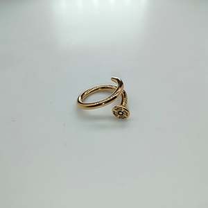 Anillo de Moda Chapado en Oro PVD, Acero Inoxidable 316L, Diseño Sostenible y Resistente - Product Image 1