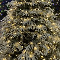 Schneebeflockter Künstlicher Weihnachtsbaum mit Warmweißer LED-Beleuchtung für Innenräume und Feiertagsdekoration