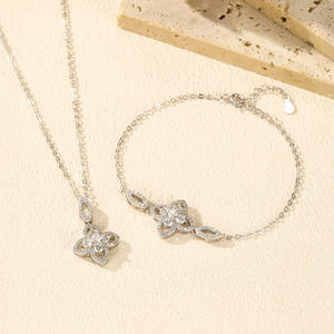 Conjunto de collar y pulsera con colgante de trébol de cuatro hojas en plata de ley 925 con circonitas, joyería delicada y de la suerte para mujer. - Product Image 2