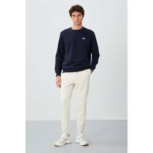 กางเกงวอร์มขาจั๊มพ์ผู้ชายทรงมาตรฐานสีเบจพื้นผิวมีเท็กซ์เจอร์ Air Jones - กางเกงลำลองใส่สบาย รุ่น 82156 - Product Image 1