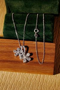 Xinfly Vente en gros Pendentif et breloques en or 18 carats à double fleur avec diamant naturel de 0,65 ct, bijoux fins sans chaîne - Product Image 2