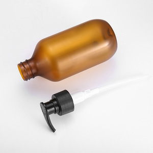 Botella de plástico esmerilado estilo Boston color ámbar de 300 ml con dispensador de bomba para envasado de productos químicos de uso diario - Product Image 2