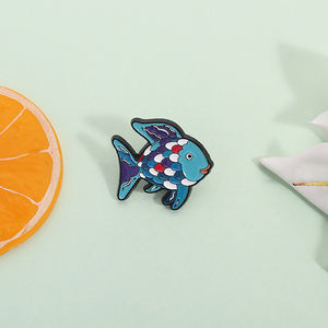 Rainbow Fish Enamel Pin gambar buku terinspirasi bros kartun skala Lapel lencana hadiah perhiasan untuk anak-anak - Product Image 2