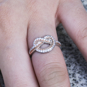 Anello Intrecciato a Cuore per Donne, Bicolore, Elegante, Regolabile, in Lega, Gioiello Romantico, Idea Regalo - Product Image 2