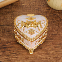 Boîte à bijoux en aluminium de style européen, colorée, motif de roses en forme de cœur, boîte de rangement haut de gamme pour bagues et boucles d'oreilles, finition émaillée