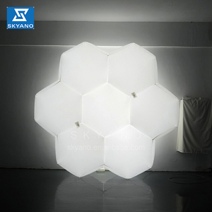 Modèle de nuage gonflable blanc hexagone moderne personnalisé éclairage à LED kiosque gonflable sur le toit pour la décoration - Product Image 1