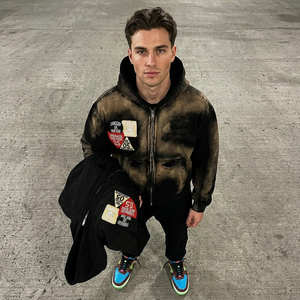 Sweat à capuche léger pour homme avec tissu respirant Confortable et élégant Idéal pour le sport et les vêtements décontractés Parfait pour tous les jours - Product Image 1