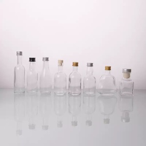 Mini bouteilles en verre pour brandy, vodka, <span class=keywords><strong>vin</strong></span> et liqueurs avec bouchon à vis noir réutilisable en verre, estampillées à chaud et avec étiquette dorée, prêtes à l'emploi - Product Image 4