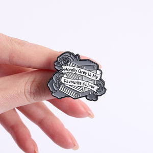 Moraal grijs emaille pin donker esthetisch zwart wit roos boek ontwerp gotische literaire broche groothandel - Product Image 4